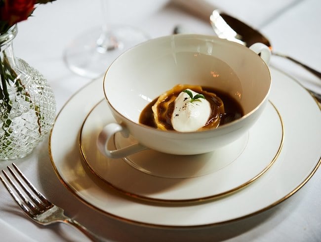 Postre servido en plato hondo